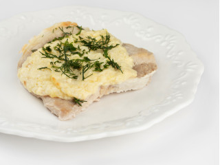 Свиная корейка под муссом из картофеля с колбасным сыром